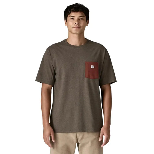 Patagonia M's Shop Sticker Pocket Responsibili T-Shirt Braun