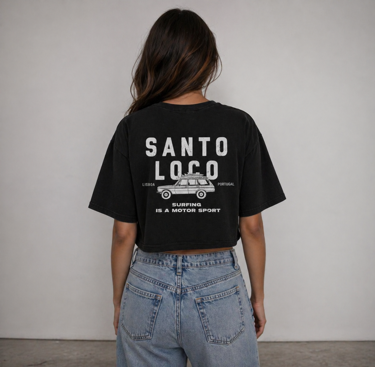 T-shirt preta cropped SantoLoco Lisboa Surfing is a MotorSport
