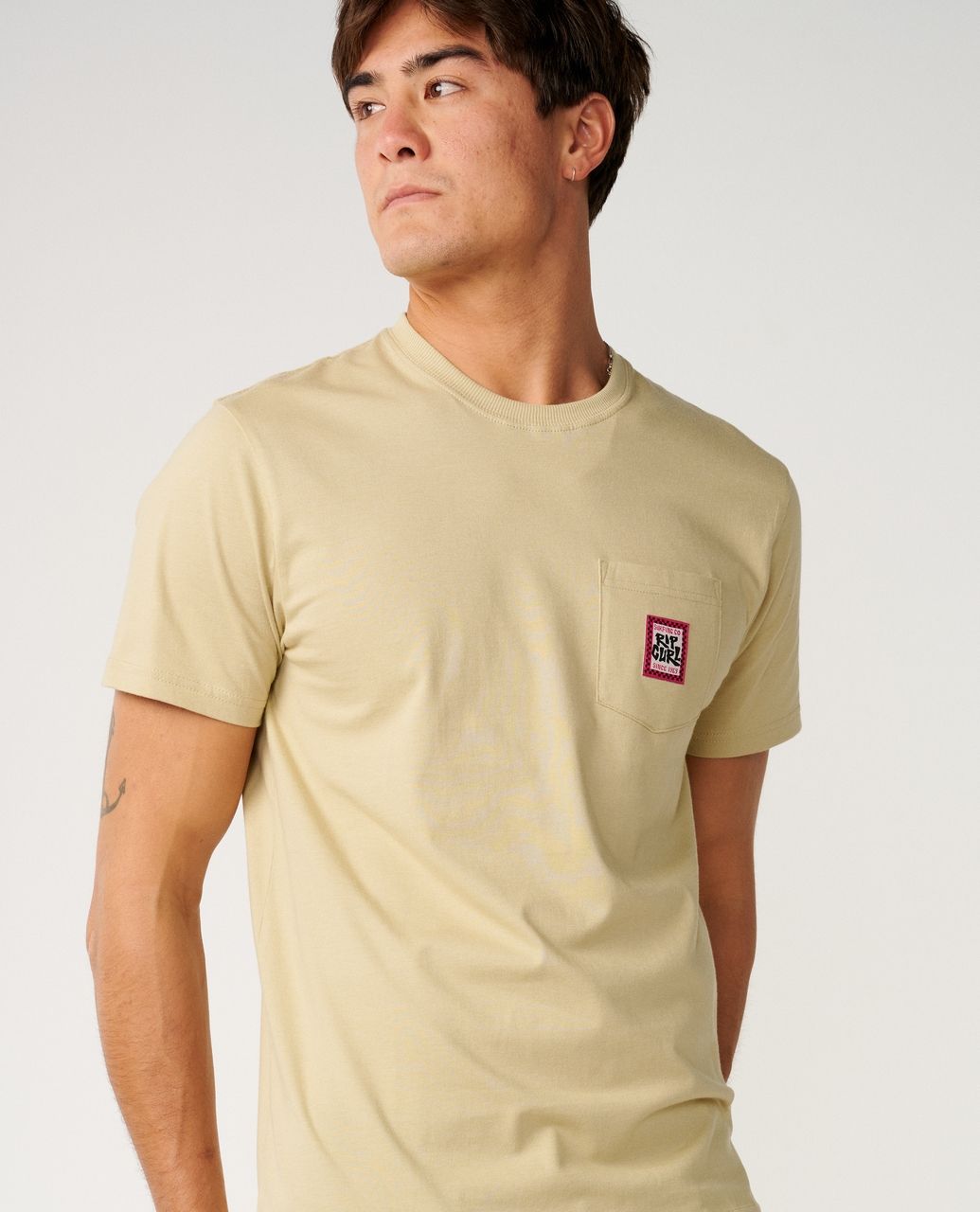 RipCurl Streamline Pocket Badge T-Shirt SCHWARZ KHAKI SAND