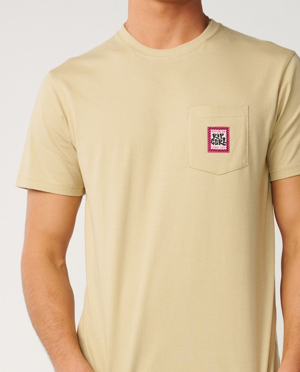 RipCurl Streamline Pocket Badge T-Shirt SCHWARZ KHAKI SAND