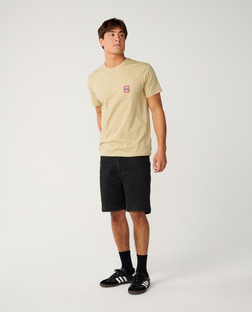 RipCurl Streamline Pocket Badge T-Shirt SCHWARZ KHAKI SAND