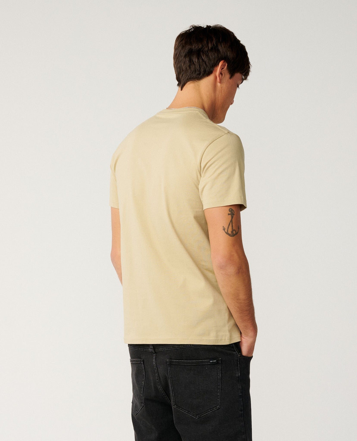 RipCurl Streamline Pocket Badge T-Shirt SCHWARZ KHAKI SAND