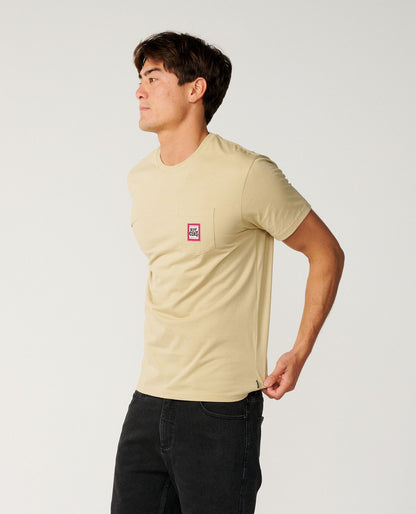 RipCurl Streamline Pocket Badge T-Shirt SCHWARZ KHAKI SAND