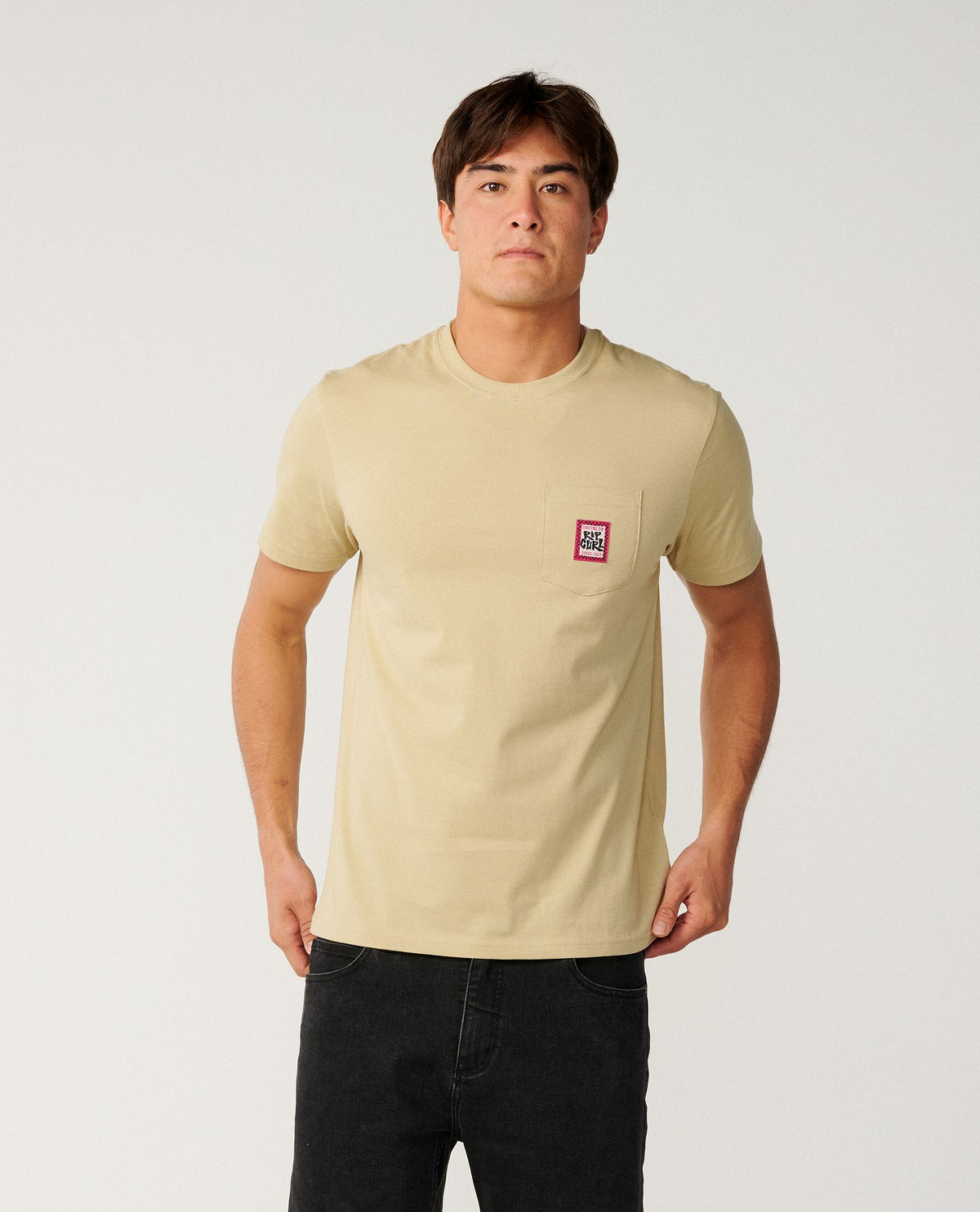 RipCurl Streamline Pocket Badge T-Shirt SCHWARZ KHAKI SAND