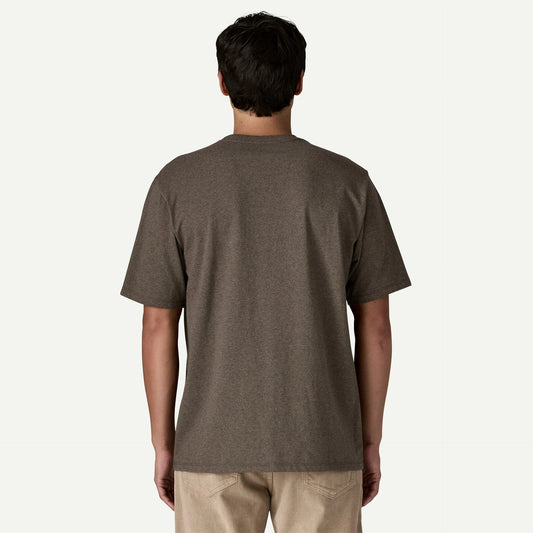 Patagonia M's Shop Sticker Pocket Responsibili T-Shirt Braun