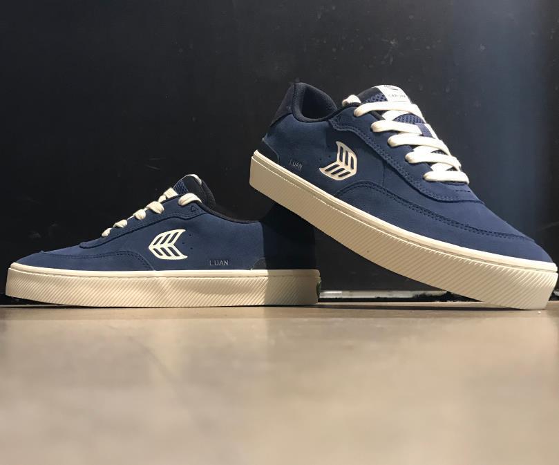 Cariuma Luan Pro Shadow Blue Suede Ivory Logo Schuhe