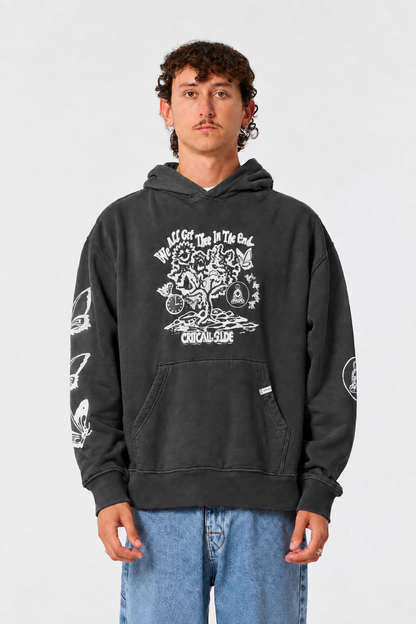 Dunkelgrauer Pulli mit vollflächig weißer „We all get there in the end“-Schrift